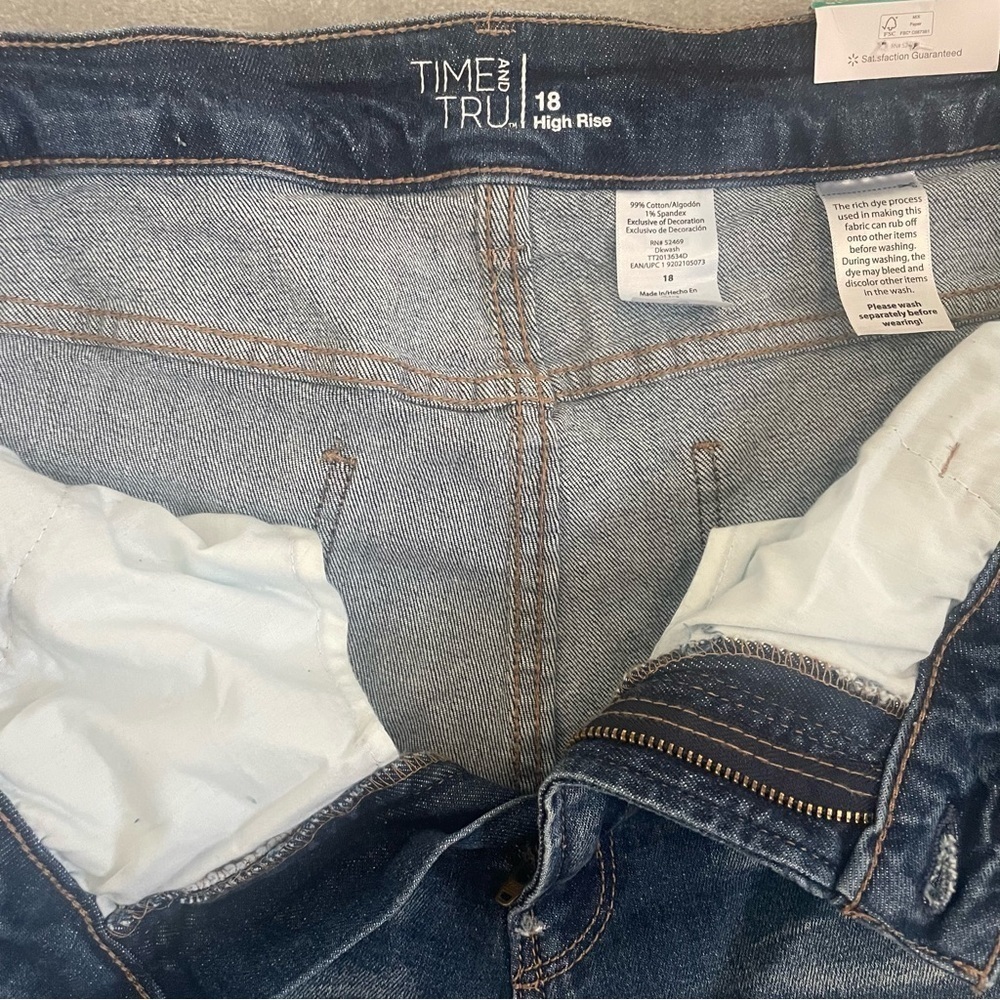 NWT Time and Tru High Rise Cropped Relax Fit Distressed Jeans Size 18 Plus - Picture 2 of 7